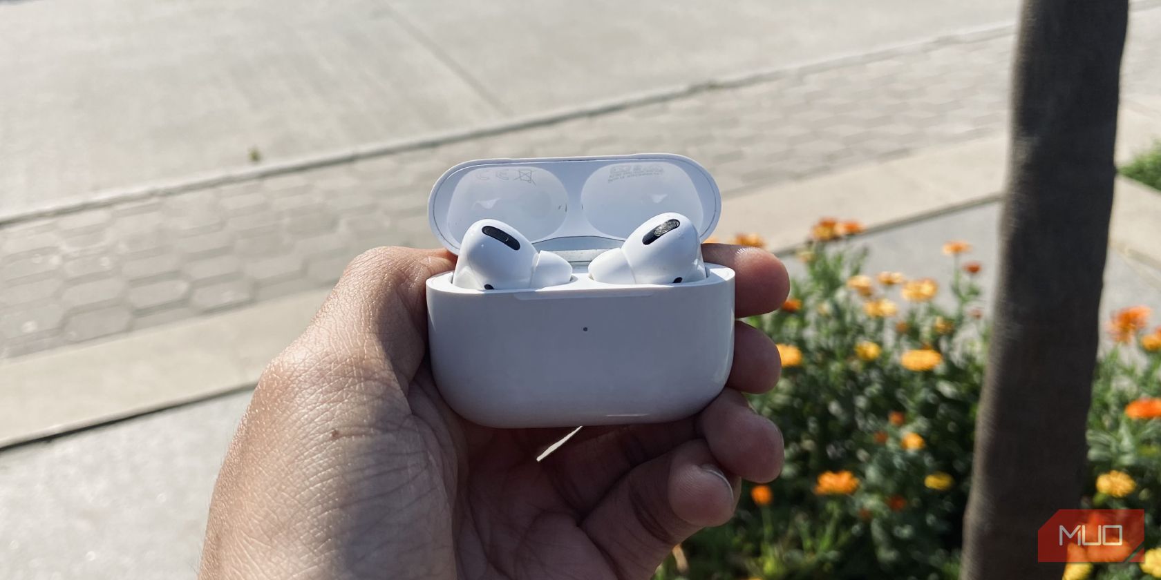 Why Is One AirPod Louder Than the Different? Attempt These 4 Fixes